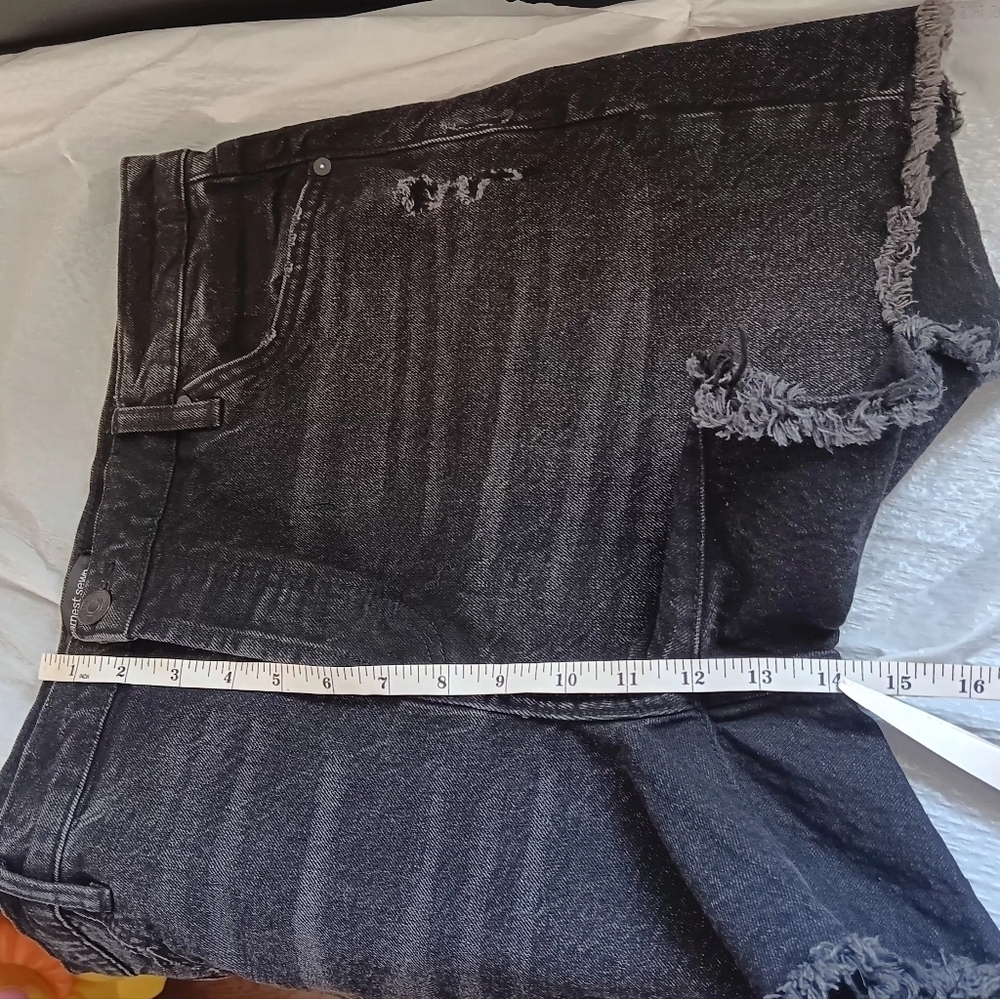 NWOT Earnest sewn new york, dorothy denim Black shorts, mid-rise, distressed 33. - Picture 5 of 14